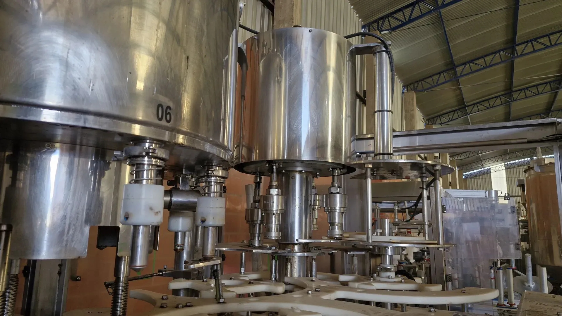 envasadora-com-tampadora-rotativa-bombonas-galoes-de-1-a-5-litros-marca-vinox-zegla