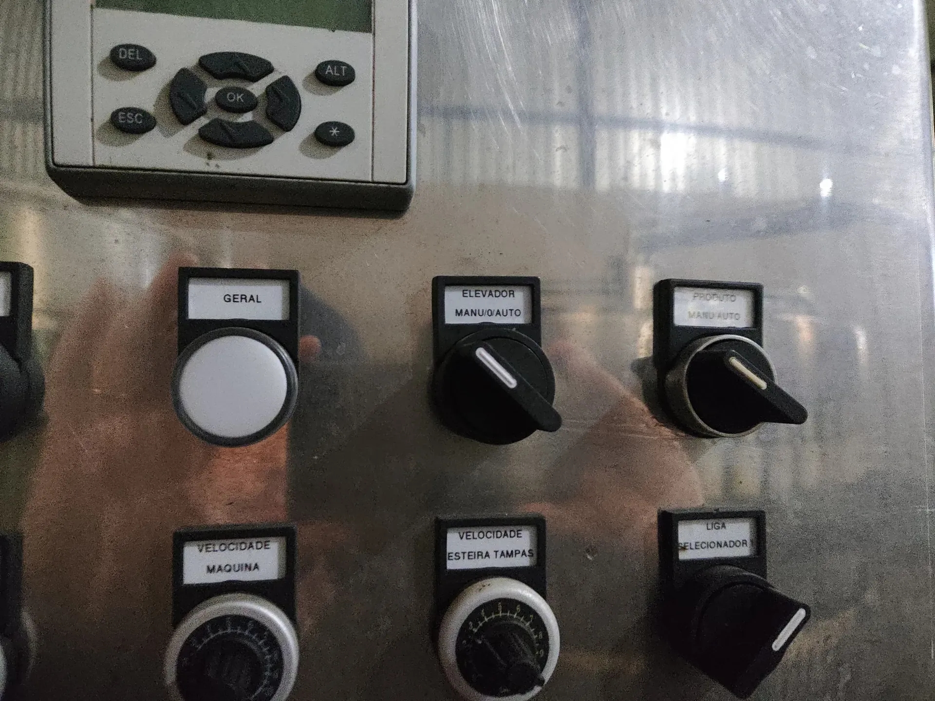 envasadora-com-tampadora-rotativa-bombonas-galoes-de-1-a-5-litros-marca-vinox-zegla