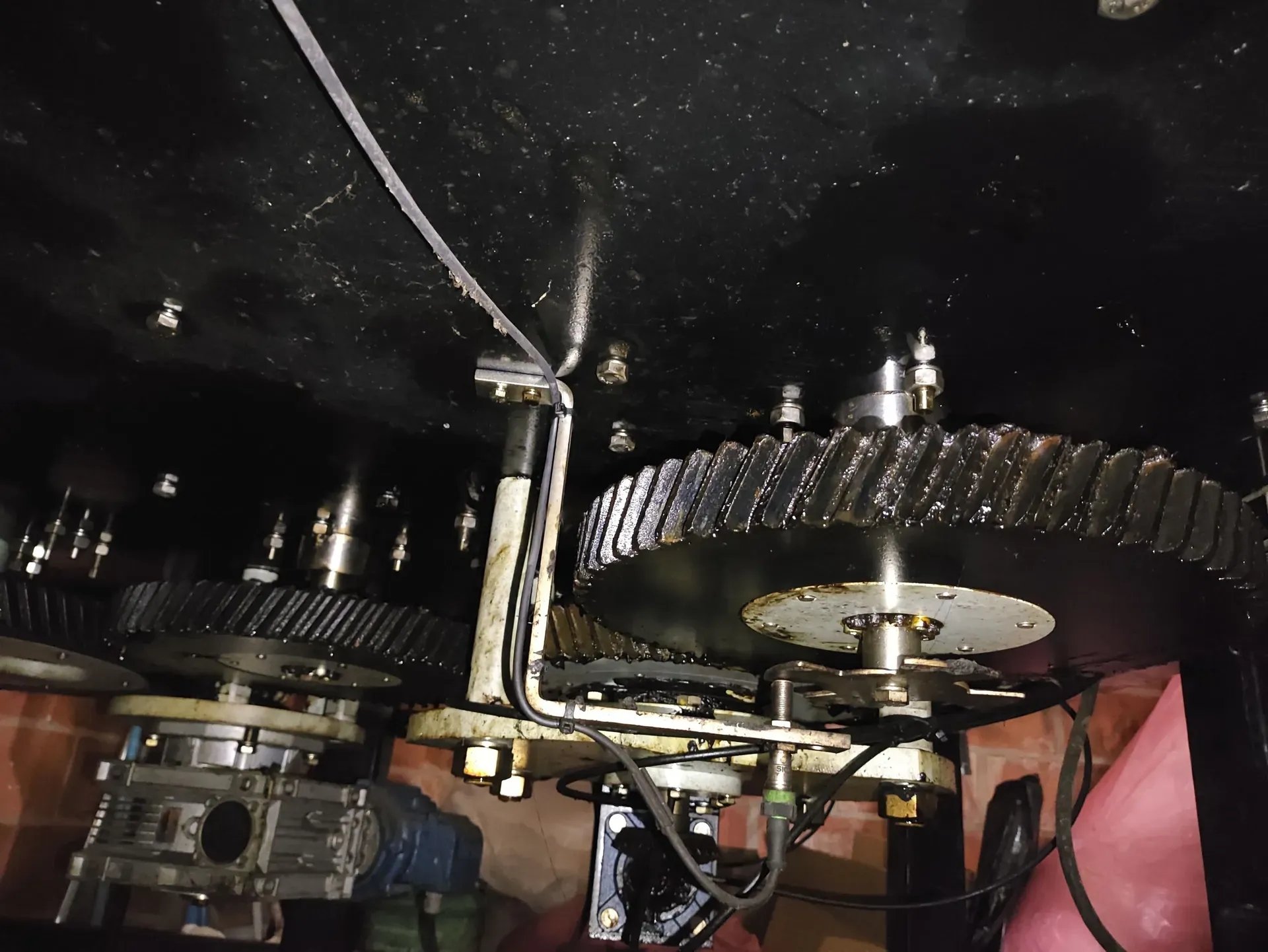 envasadora-com-tampadora-rotativa-bombonas-galoes-de-1-a-5-litros-marca-vinox-zegla