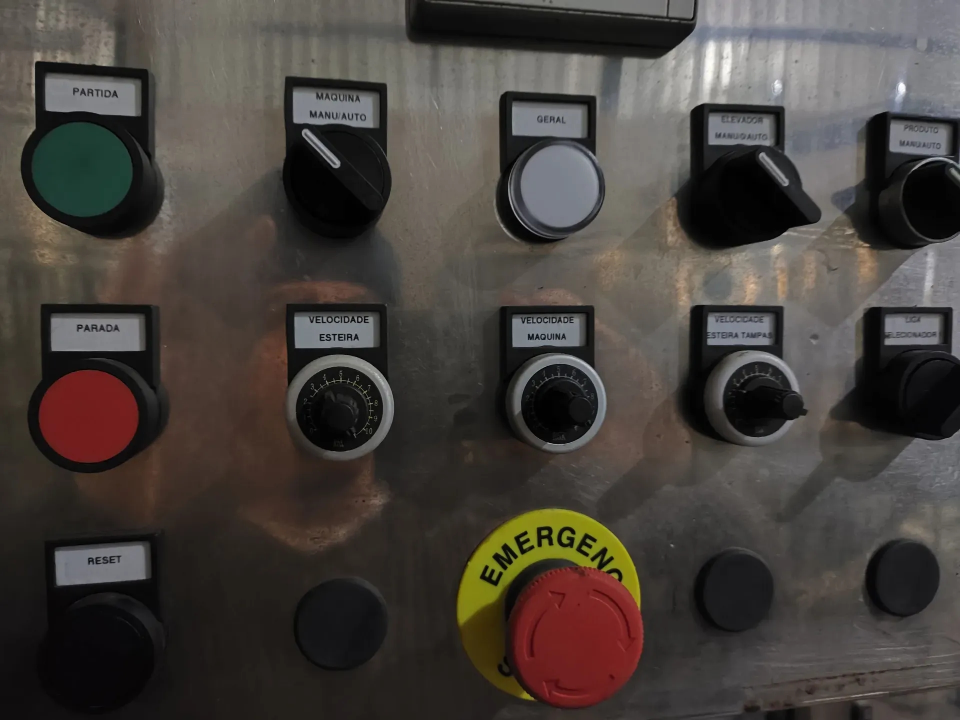 envasadora-com-tampadora-rotativa-bombonas-galoes-de-1-a-5-litros-marca-vinox-zegla