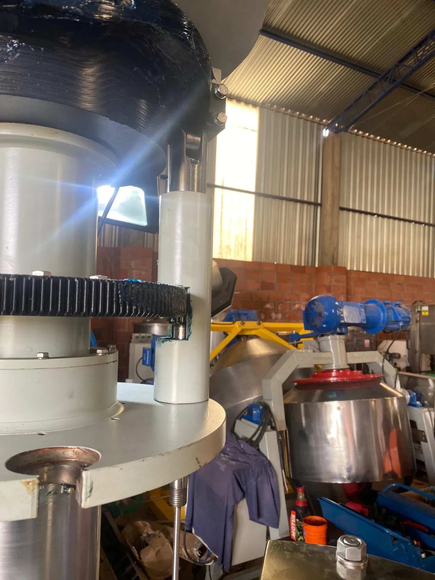 envasadora-com-tampadora-rotativa-bombonas-galoes-de-1-a-5-litros-marca-vinox-zegla