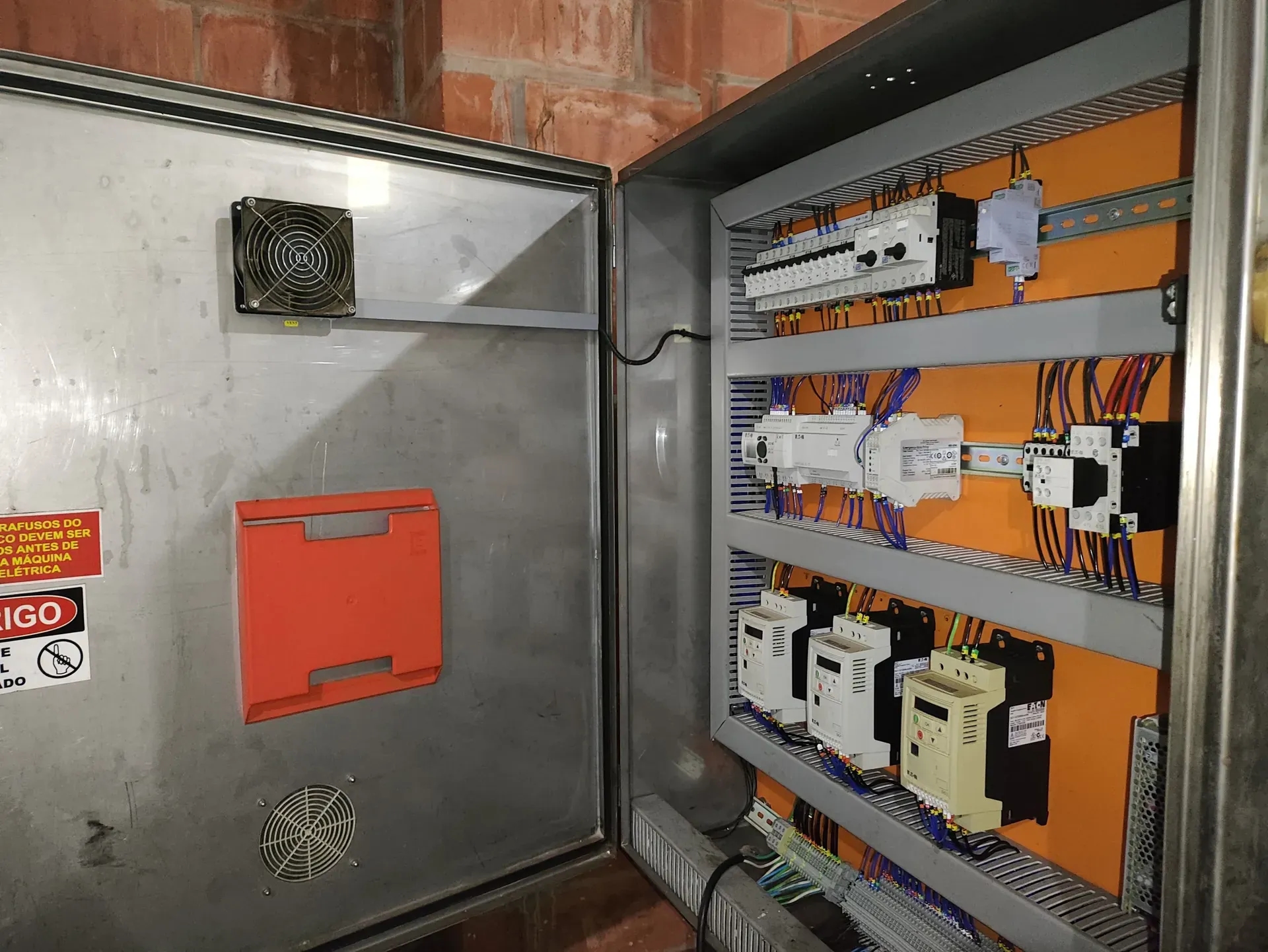 envasadora-com-tampadora-rotativa-bombonas-galoes-de-1-a-5-litros-marca-vinox-zegla