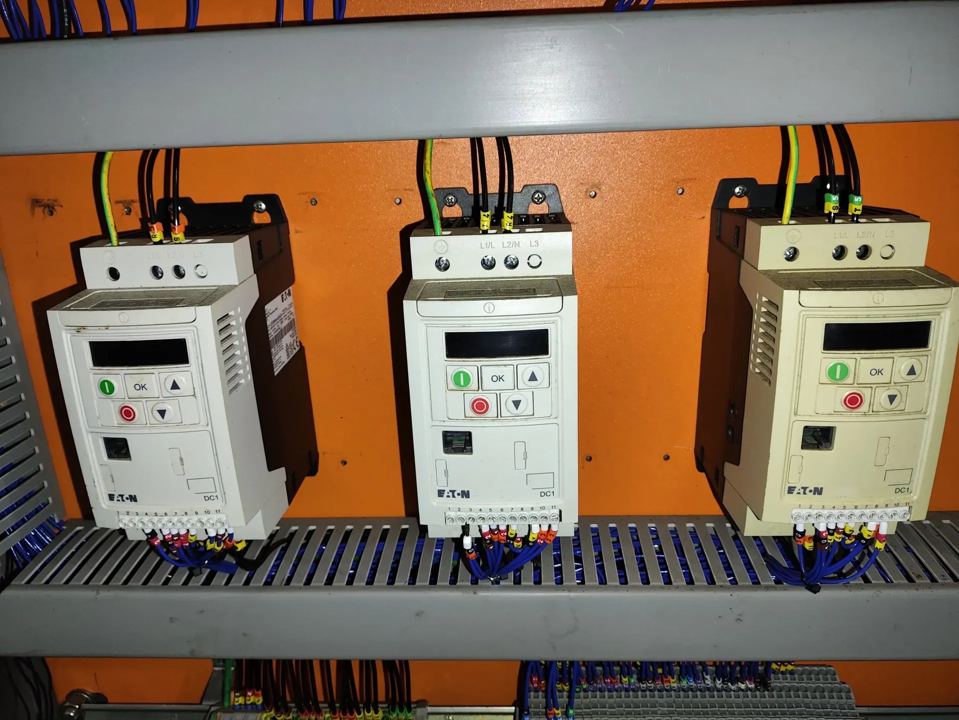 envasadora-com-tampadora-rotativa-bombonas-galoes-de-1-a-5-litros-marca-vinox-zegla