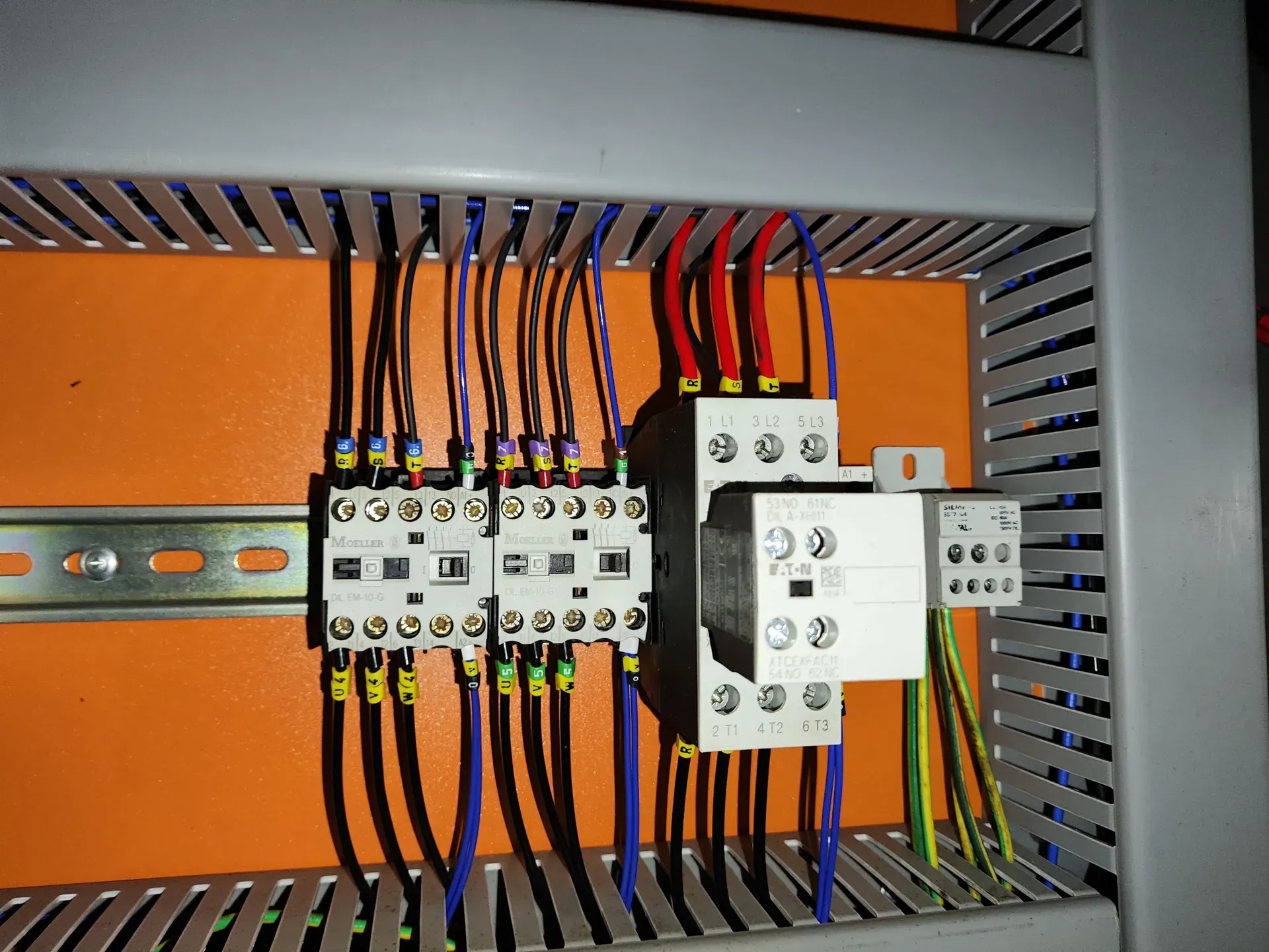 envasadora-com-tampadora-rotativa-bombonas-galoes-de-1-a-5-litros-marca-vinox-zegla