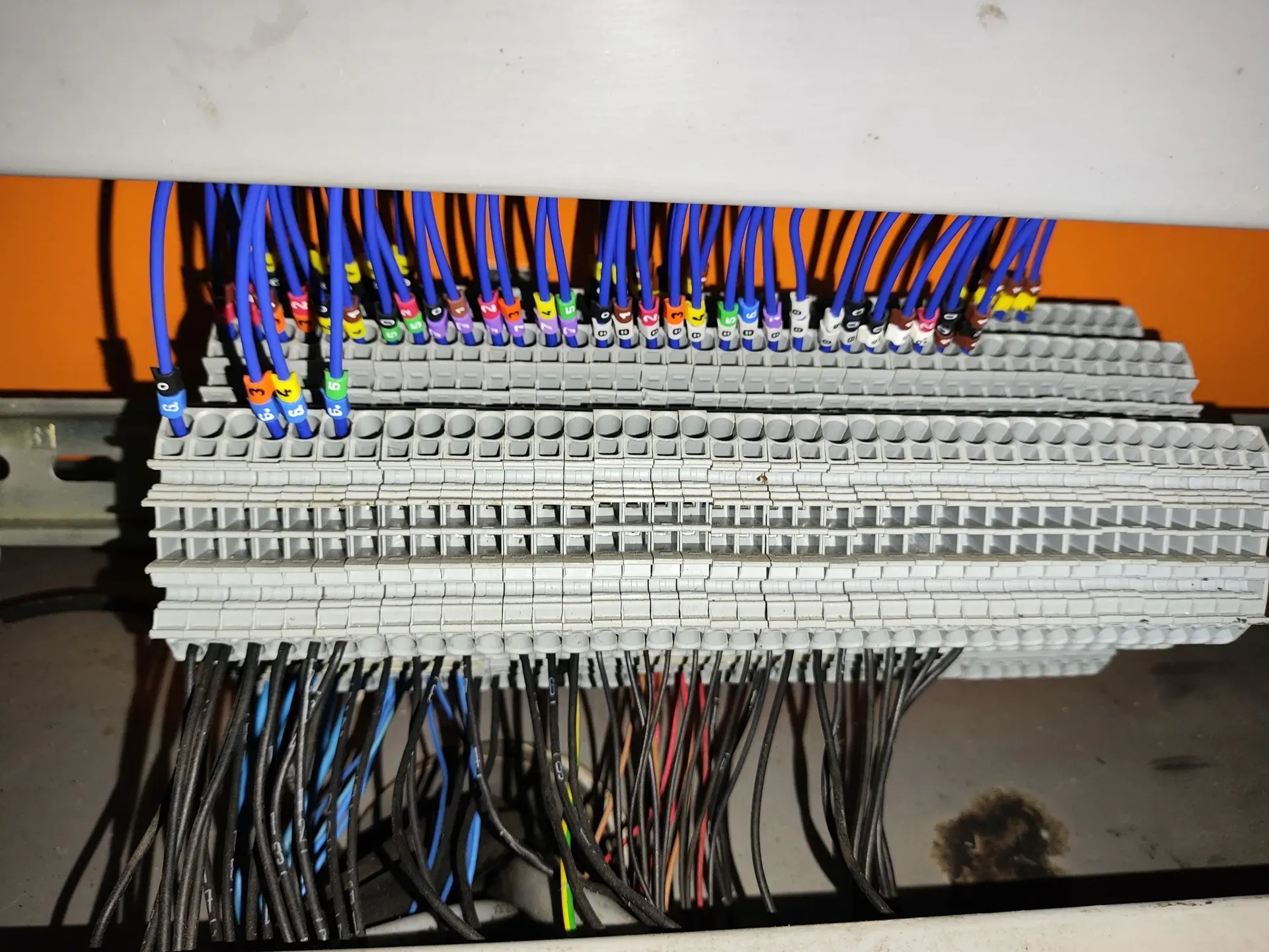 envasadora-com-tampadora-rotativa-bombonas-galoes-de-1-a-5-litros-marca-vinox-zegla