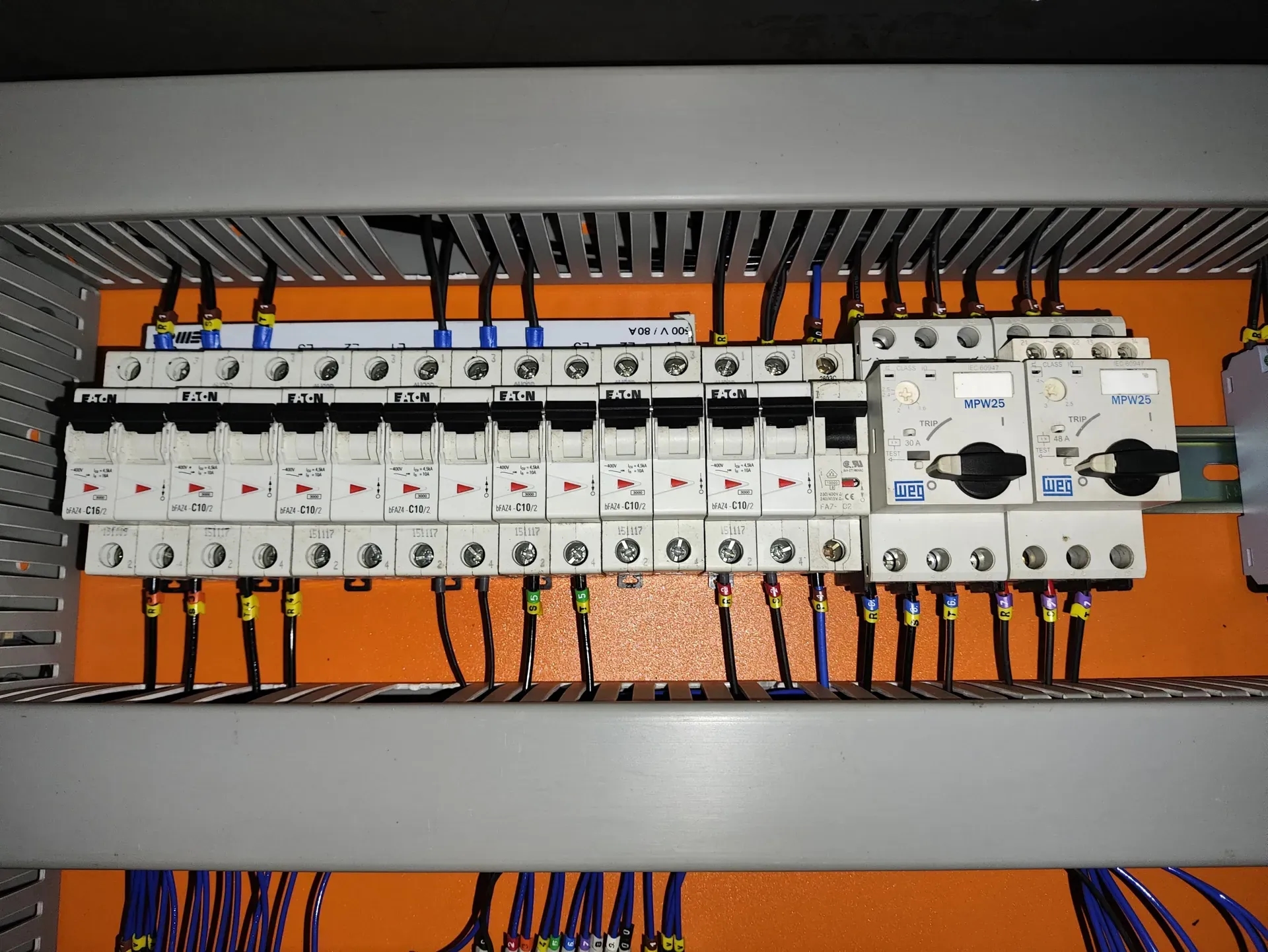 envasadora-com-tampadora-rotativa-bombonas-galoes-de-1-a-5-litros-marca-vinox-zegla