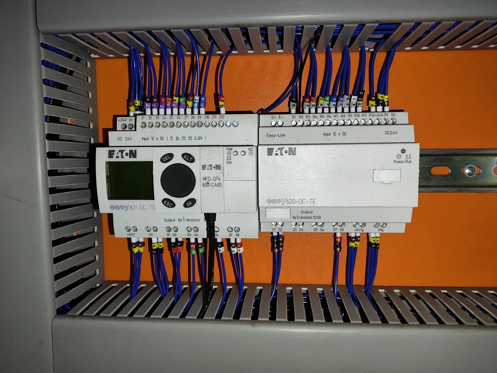 envasadora-com-tampadora-rotativa-bombonas-galoes-de-1-a-5-litros-marca-vinox-zegla