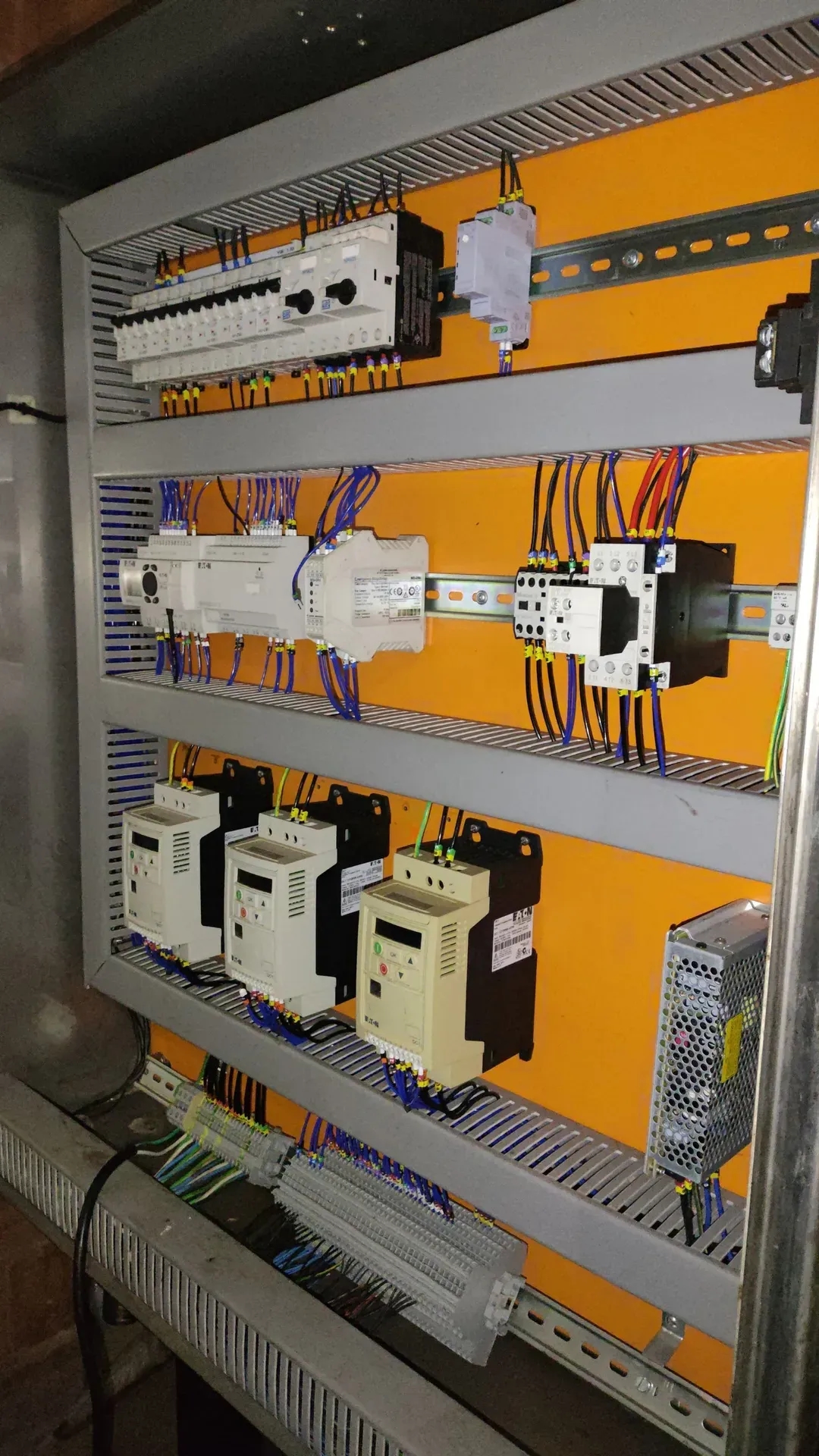 envasadora-com-tampadora-rotativa-bombonas-galoes-de-1-a-5-litros-marca-vinox-zegla
