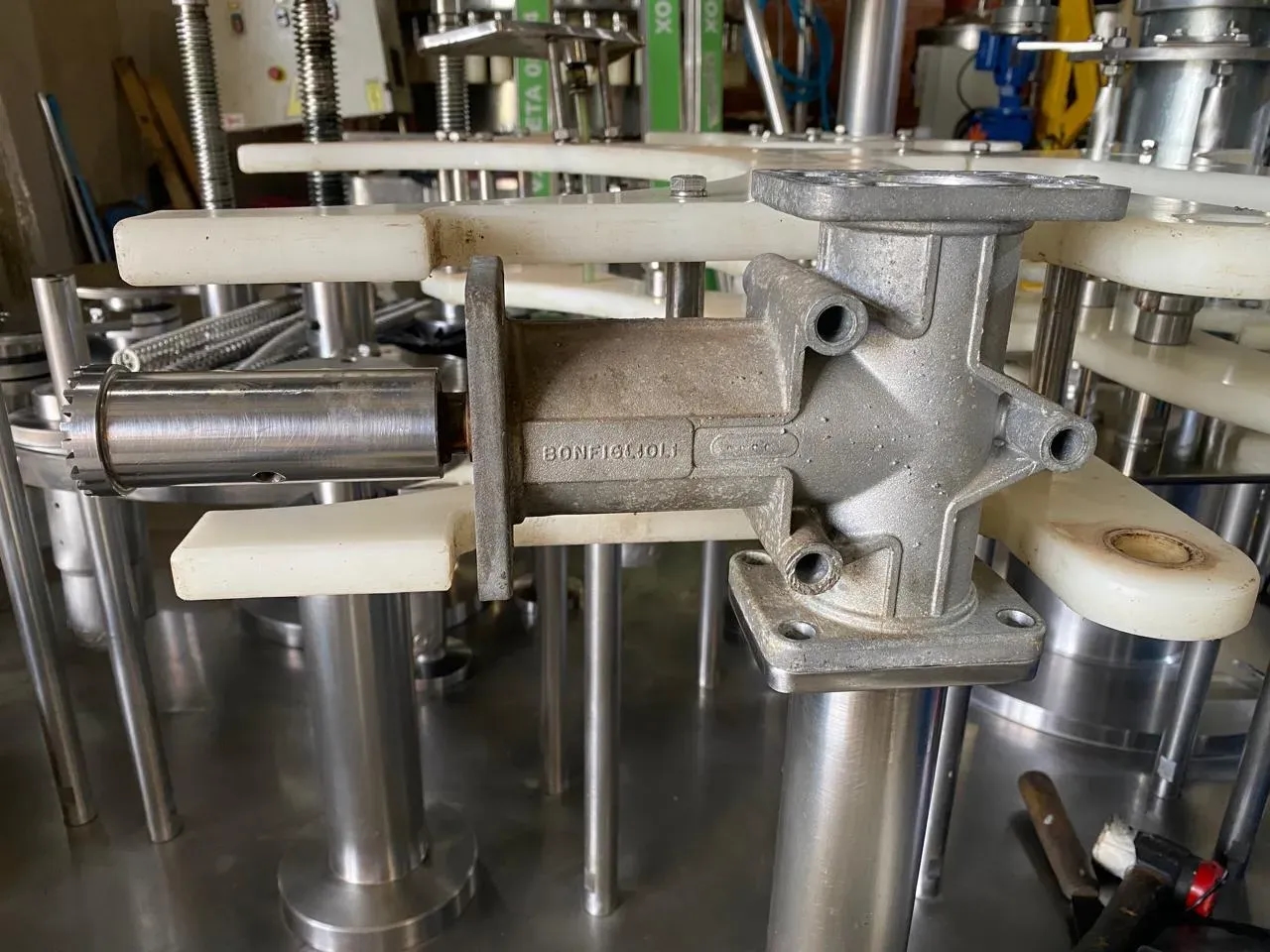 envasadora-com-tampadora-rotativa-bombonas-galoes-de-1-a-5-litros-marca-vinox-zegla