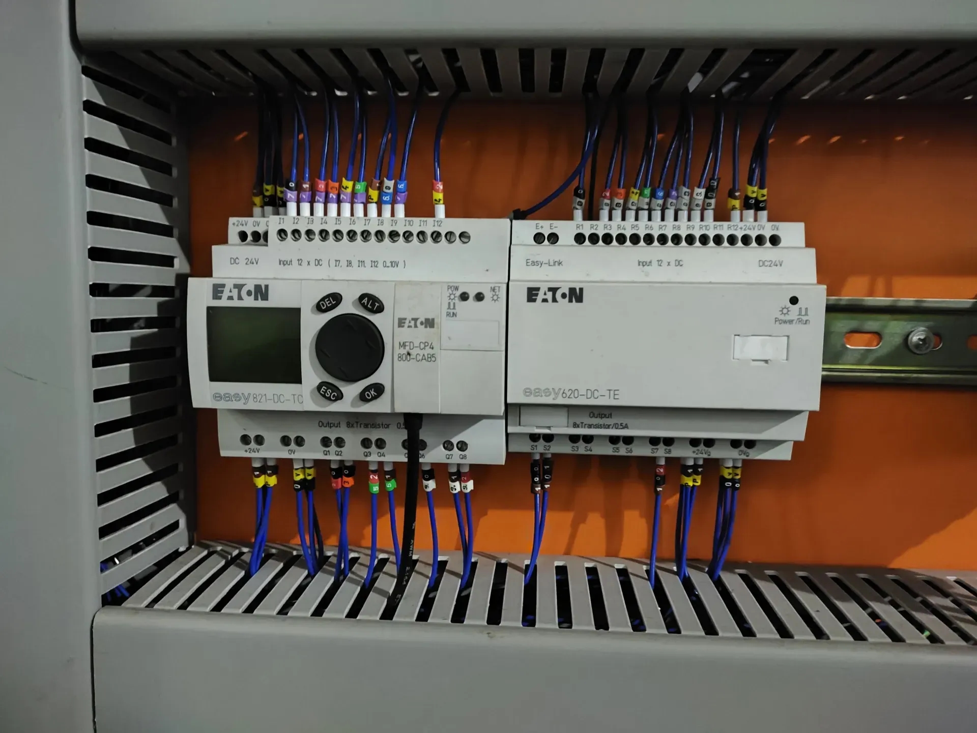 envasadora-com-tampadora-rotativa-bombonas-galoes-de-1-a-5-litros-marca-vinox-zegla