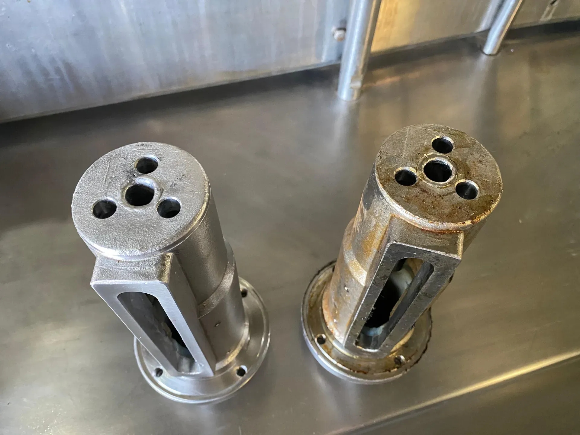 envasadora-com-tampadora-rotativa-bombonas-galoes-de-1-a-5-litros-marca-vinox-zegla
