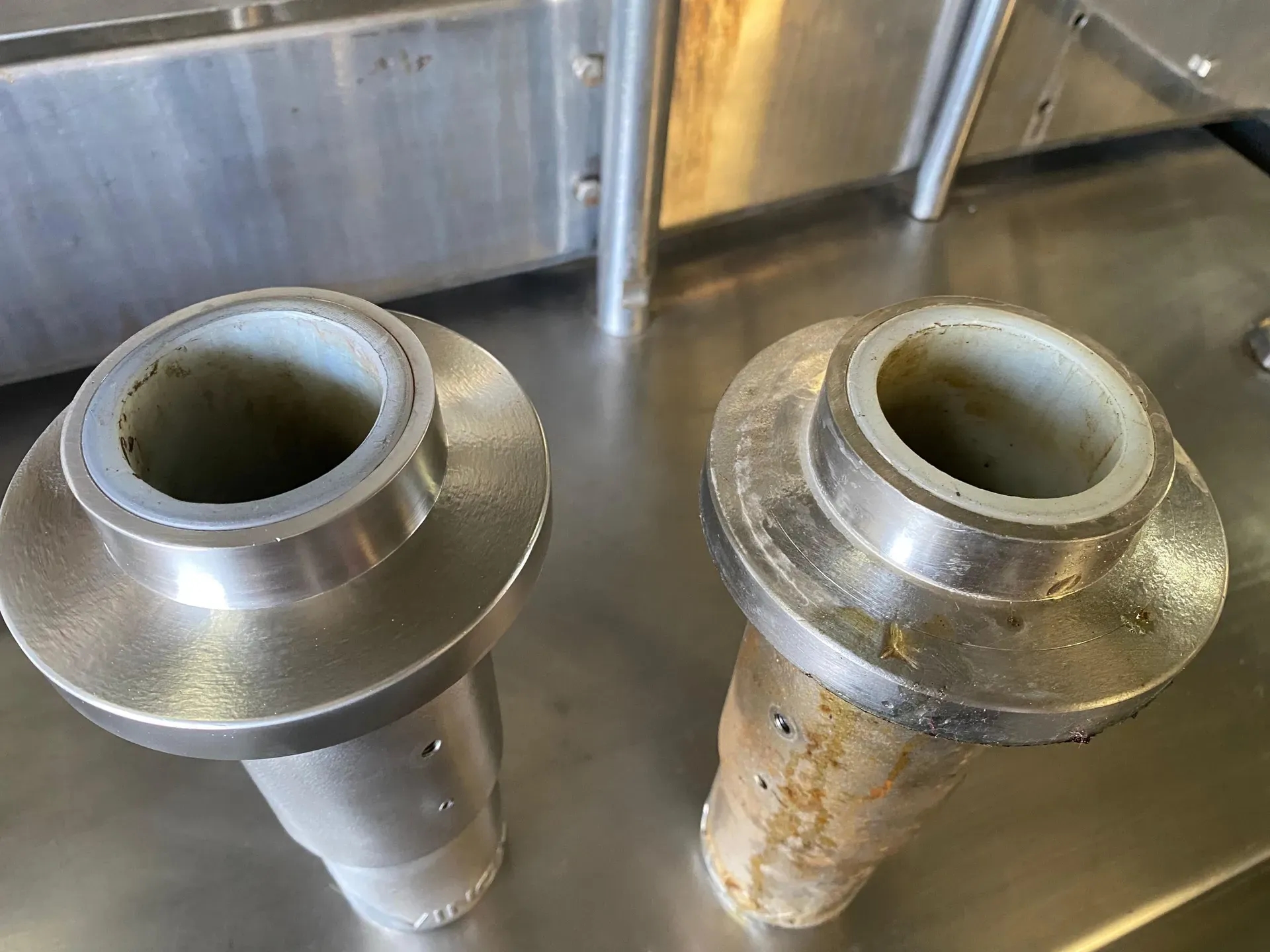 envasadora-com-tampadora-rotativa-bombonas-galoes-de-1-a-5-litros-marca-vinox-zegla