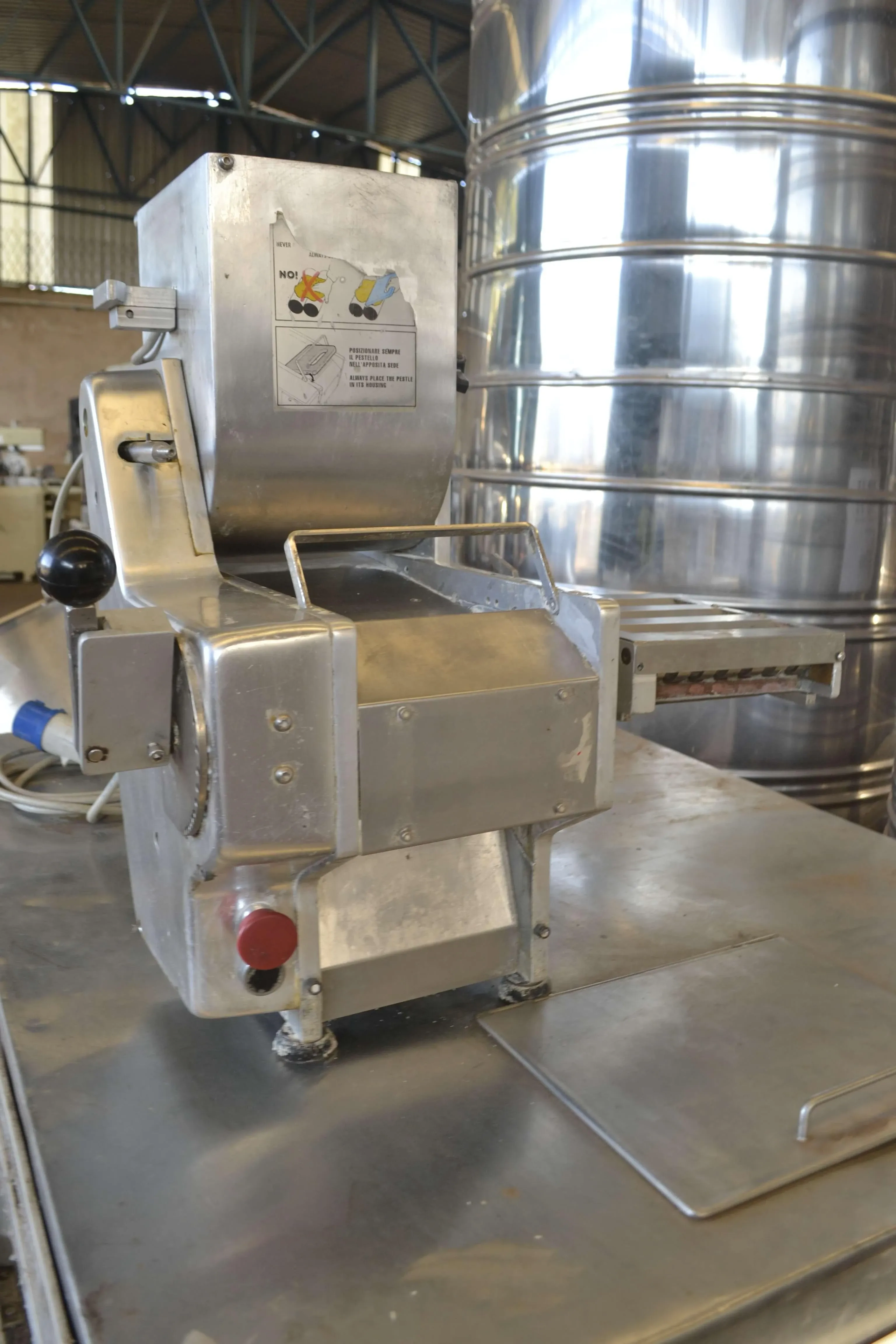 amassadeira-laminadora-e-cortadora-de-massas-longas-20-kh-hora-marca-la-monferrina