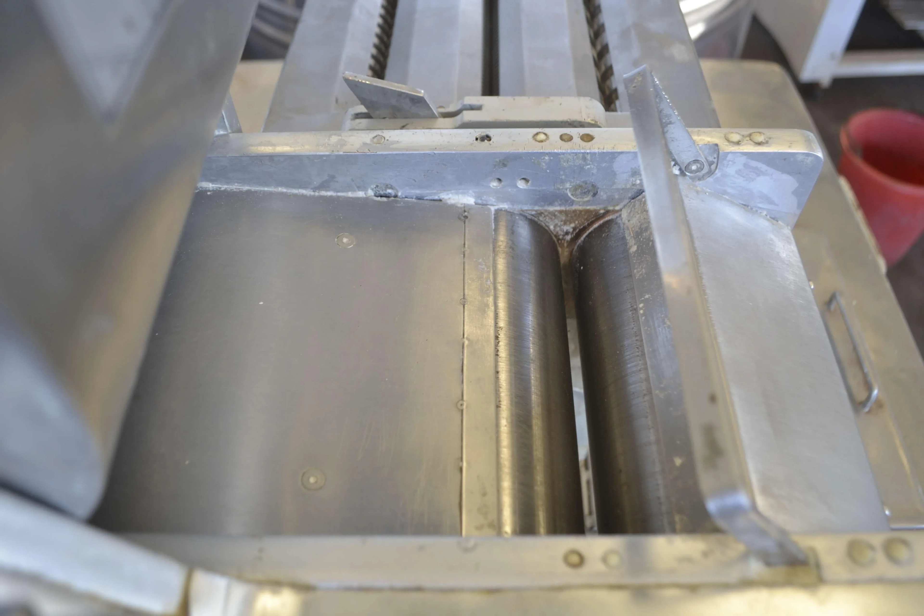 amassadeira-laminadora-e-cortadora-de-massas-longas-20-kh-hora-marca-la-monferrina