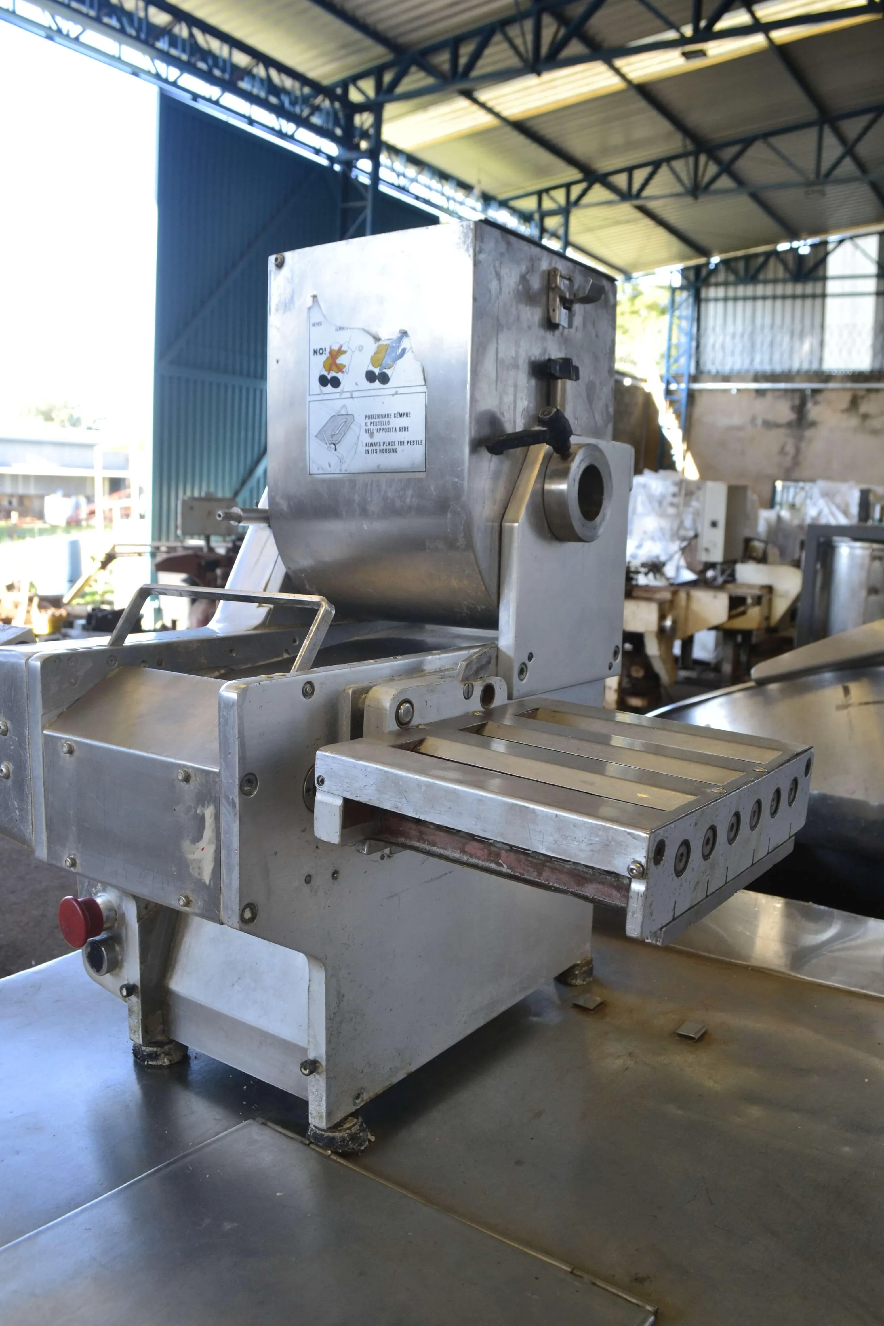 amassadeira-laminadora-e-cortadora-de-massas-longas-20-kh-hora-marca-la-monferrina