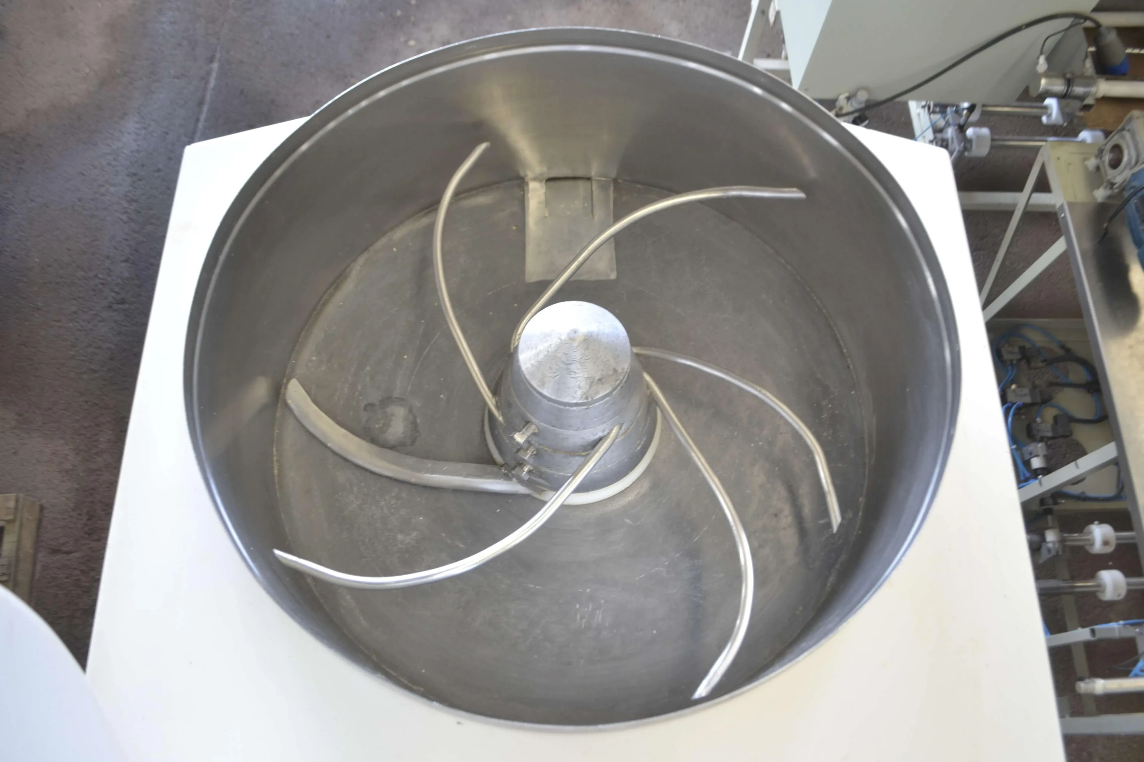 compactadeira-com-masseira-capacidade-100-kh-hora-marca-toshiro