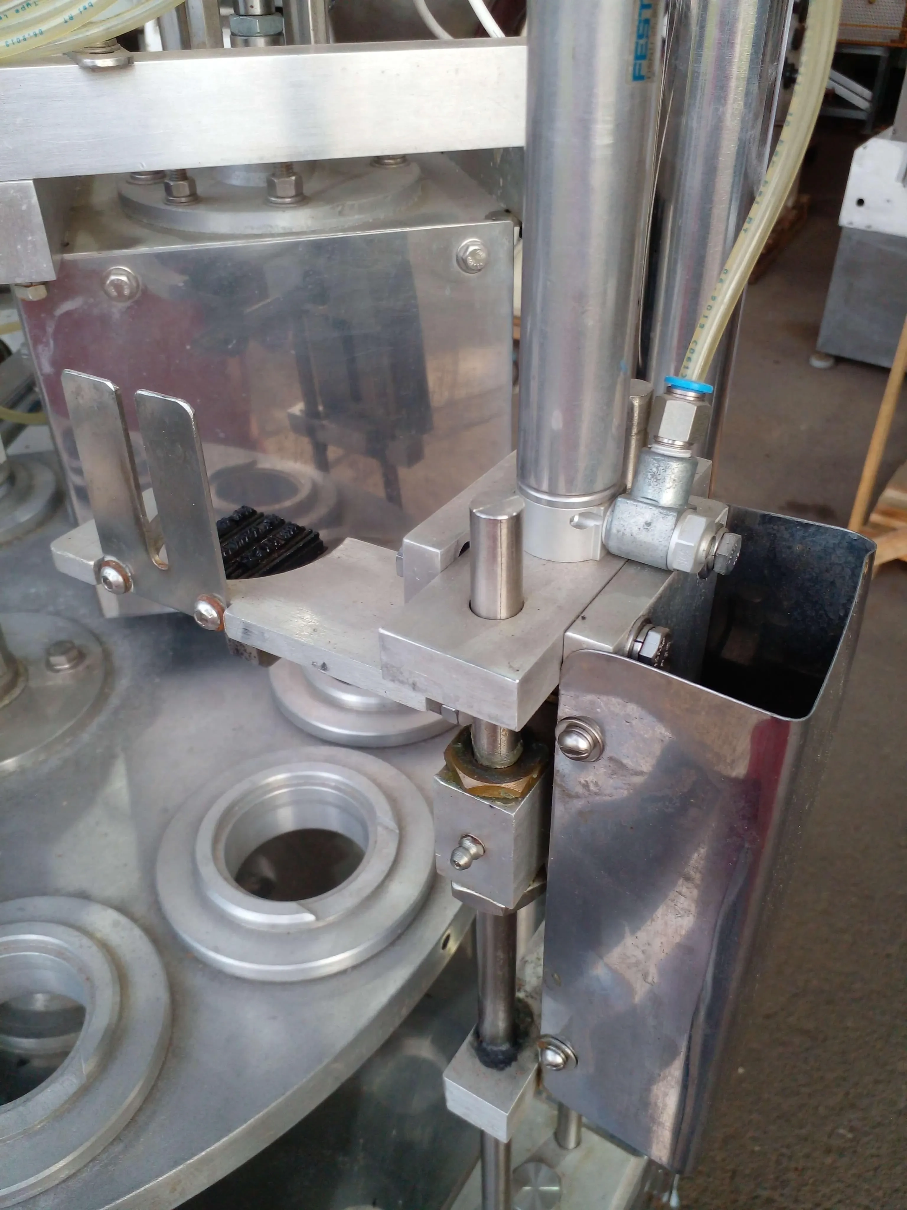 envasadora-semi-automatica-para-potes-marca-mirainox