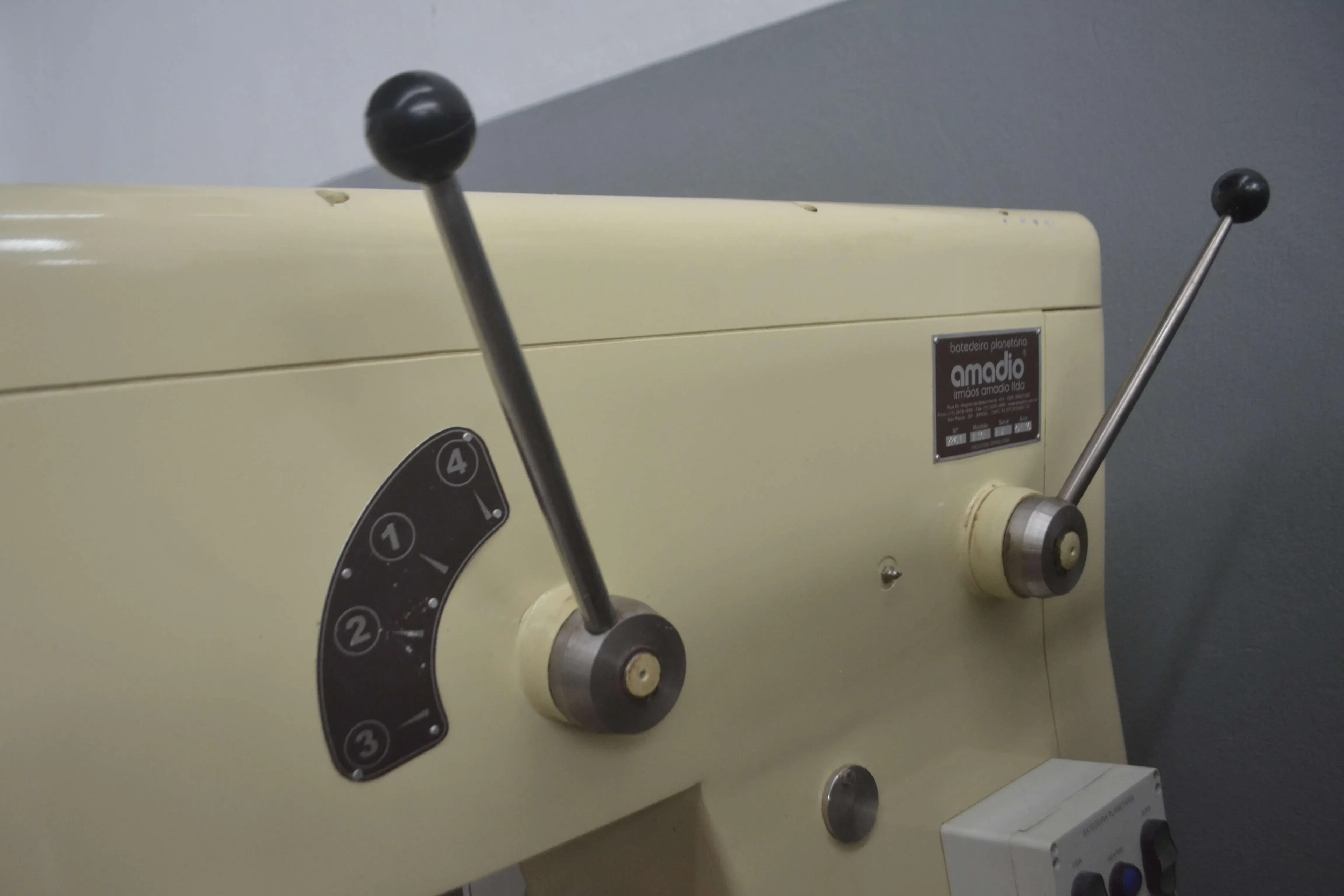 batedeira-planetaria-capacidade-130-litros-marca-amadio