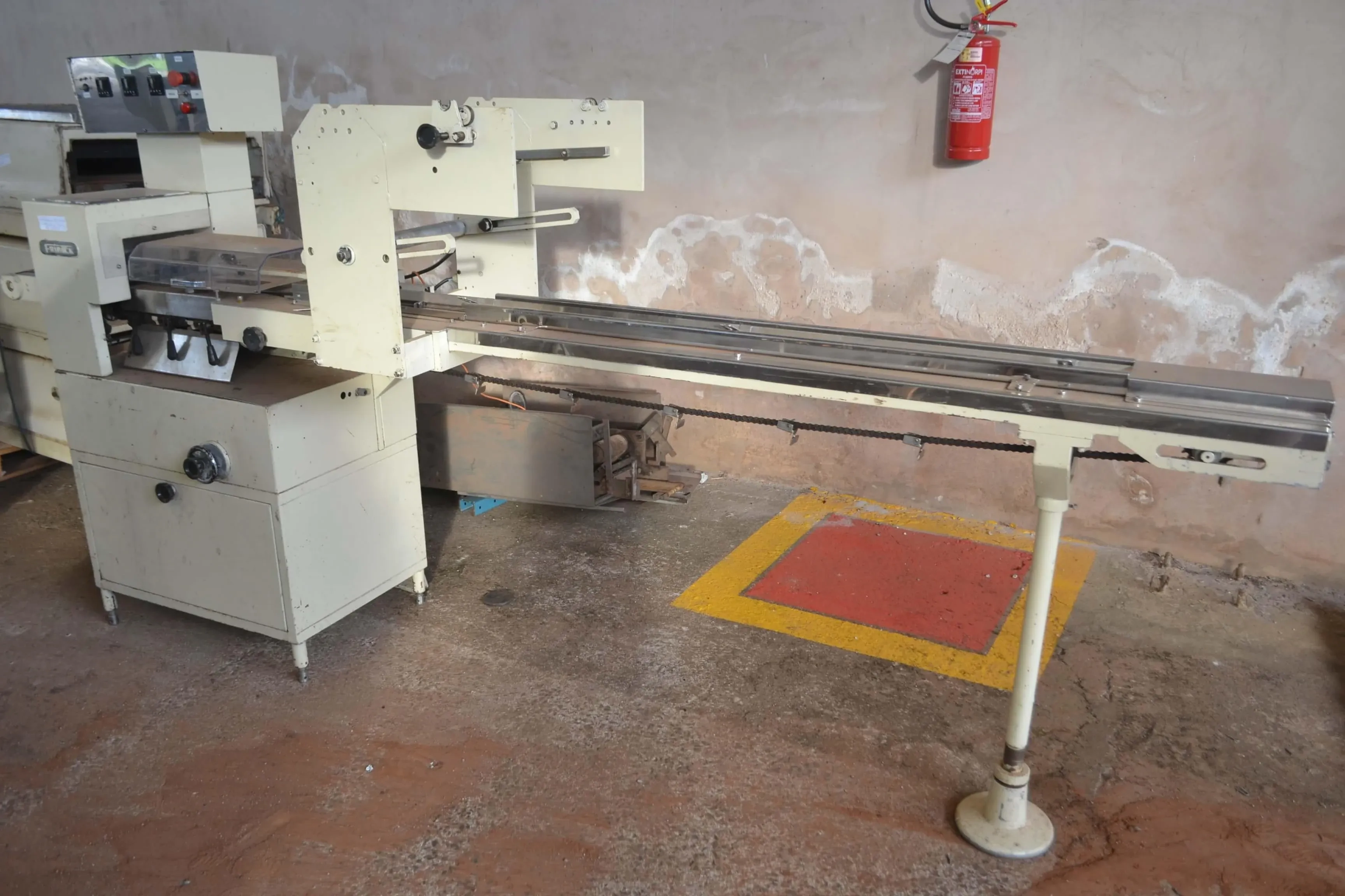 embaladora-flowpack-marca-fripack-para-doces-chocolates-pacocas-e-outros