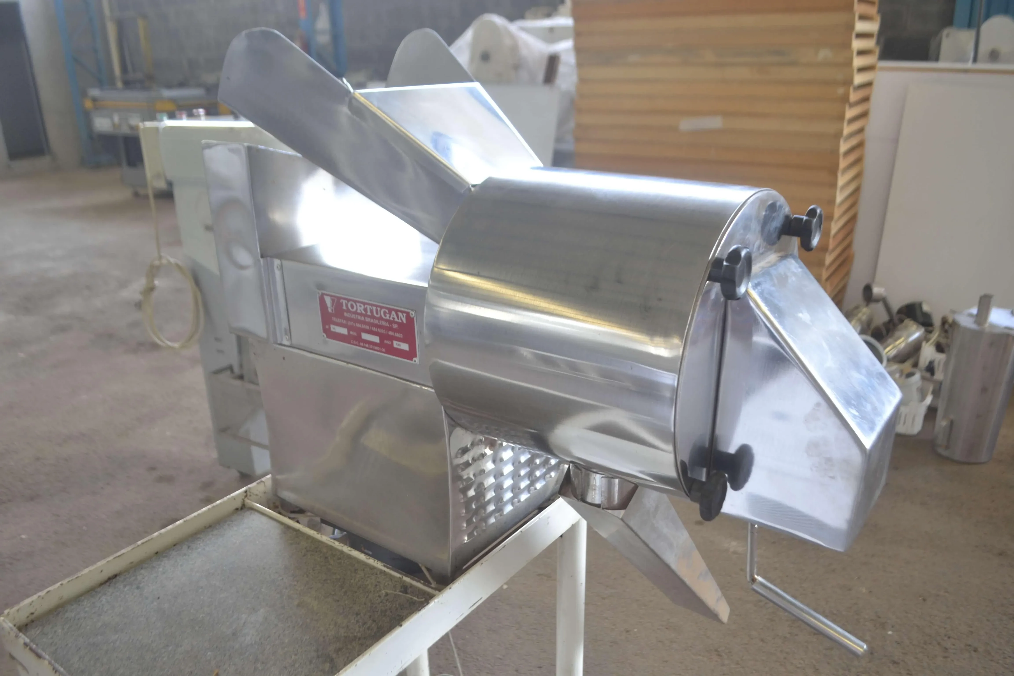 despolpadeira-de-frutas-um-estagio-capacidade-200-kg-hora-marca-tortugan